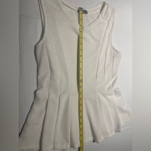 White Sleeveless Lightweight Peplum Top With Textured Fabric - Women’s  Large - Picture 6 of 8
